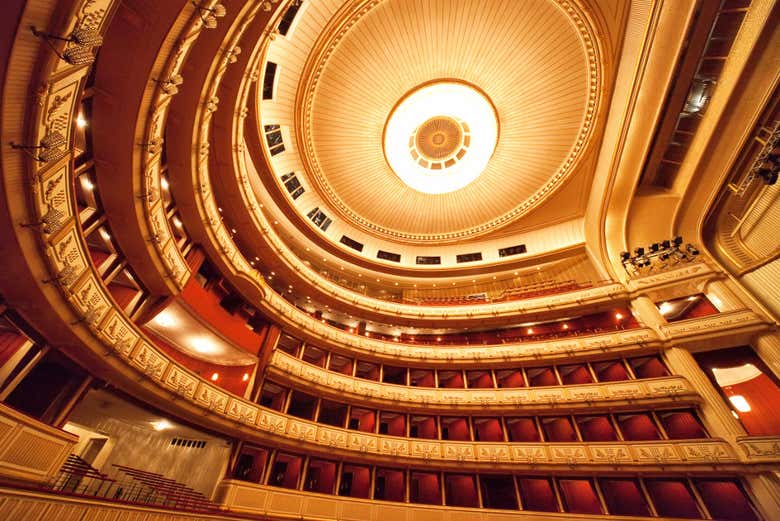 All'interno dell'Opera di Stato di Vienna